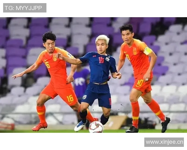 媒体人解读杨立瑜竖大拇指事件背后的真实情感与球迷互动的误解 媒体人解读杨立瑜竖大拇指事件背后的真实情感与球迷互动的误解