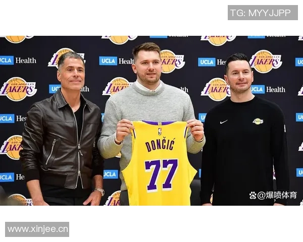 小里与东契奇的默契搭档雷迪克谈勒布朗缺阵的影响与应对策略