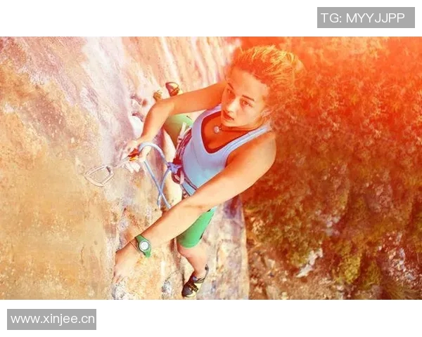 皮尔斯夜店偷瞄性感美女的紧张瞬间只需半秒钟的转头反应 皮尔斯夜店偷瞄性感美女的紧张瞬间只需半秒钟的转头反应