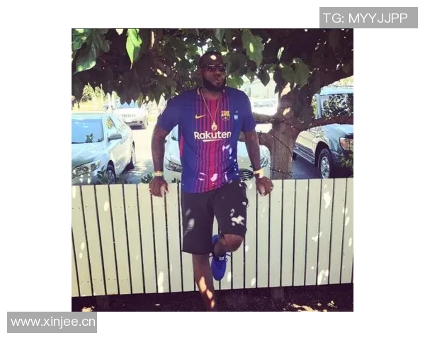 詹姆斯身穿布莱斯大学6号球衣到场观赛令老父亲倍感骄傲与自豪 詹姆斯身穿布莱斯大学6号球衣到场观赛令老父亲倍感骄傲与自豪