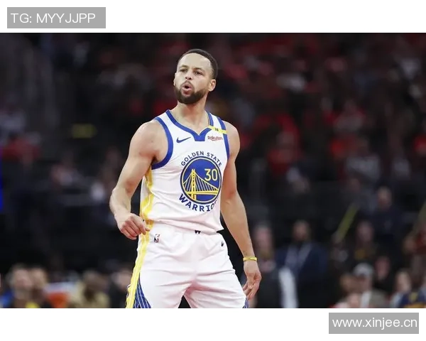 桑托斯盛赞库里无球跑动如引力场吸引所有人注意力的神奇魅力